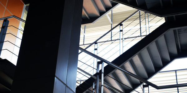 Pintar Fachadas de Empresas / Negocios / Locales Comerciales Sant Vicenç dels Horts · Pintado de Escaleras