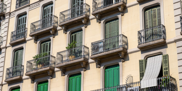 Pintar Fachadas y Patios de Luces de Comunidades Vecinos / Propietarios Cabrils · Reparación y Preparación de Superficies