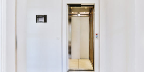 Pintar Fachadas y Patios de Luces de Comunidades Vecinos / Propietarios Cabrils · Esmalte de Puertas de Ascensores, Puertas de Emergencia y Portales