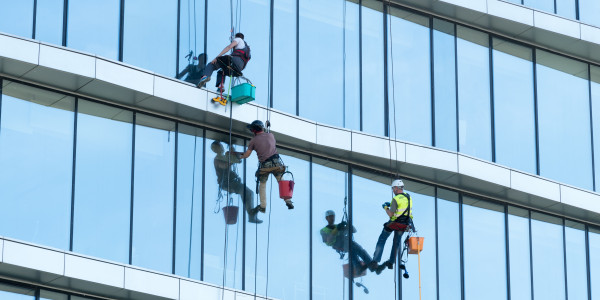 Trabajos Verticales en Fachadas de Edificios / Viviendas Cabrils · Pintado Económico y Rápido de Fachadas