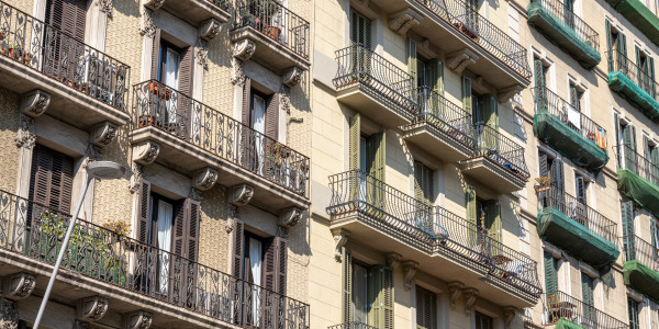 Trabajos Verticales en Fachadas de Edificios / Viviendas Cabrils · Pintado de Fachadas con Difícil Acceso